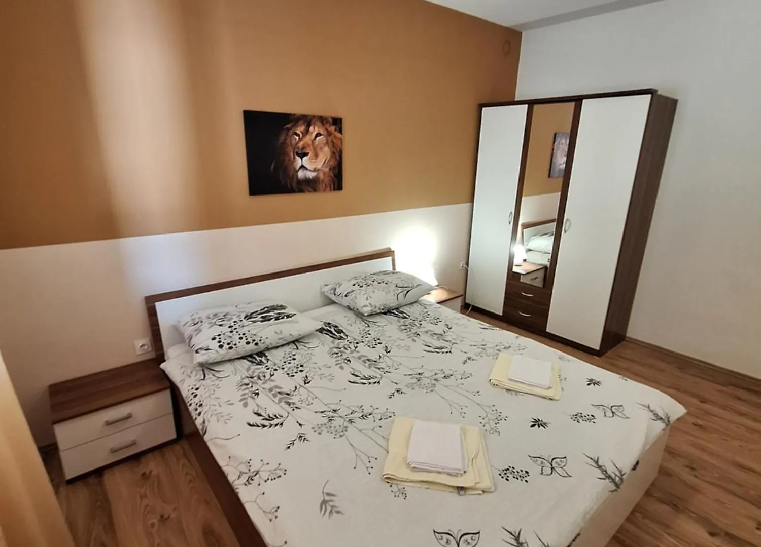 Apartmani Lana ラブ